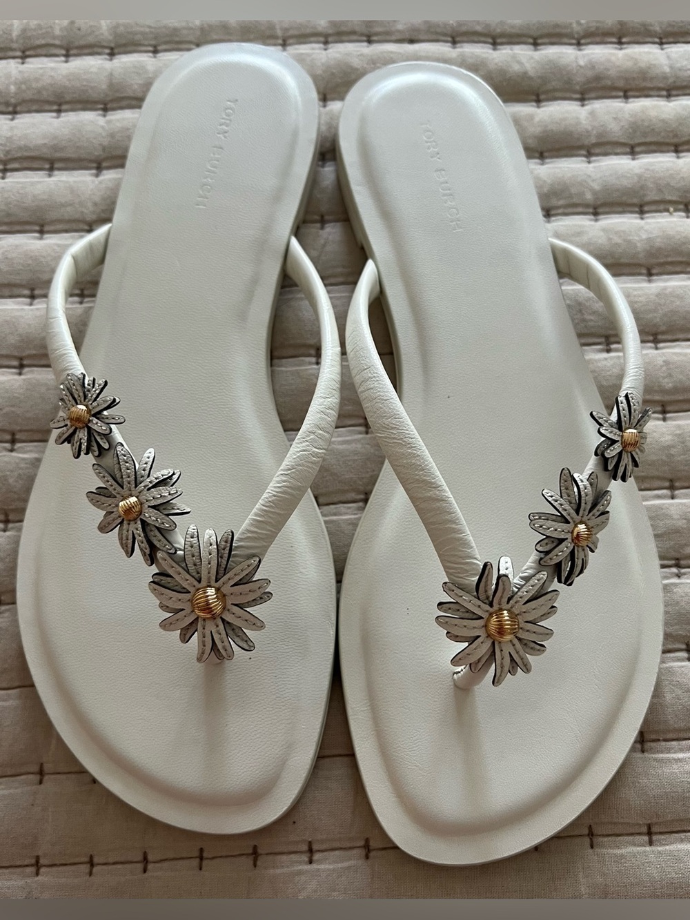 NWOT  Size 7 Tory Burch Chelsea leather Flip flops Sandals.